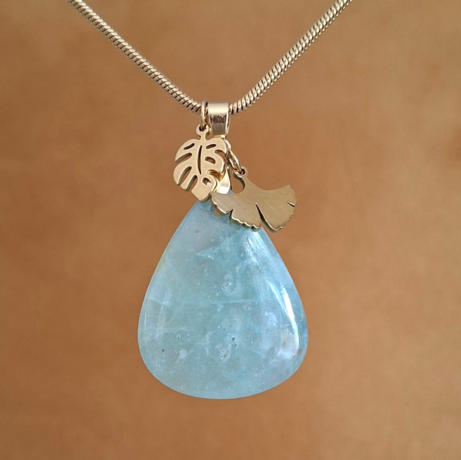 Collier aigue marine forme goutte avec breloques feuilles 