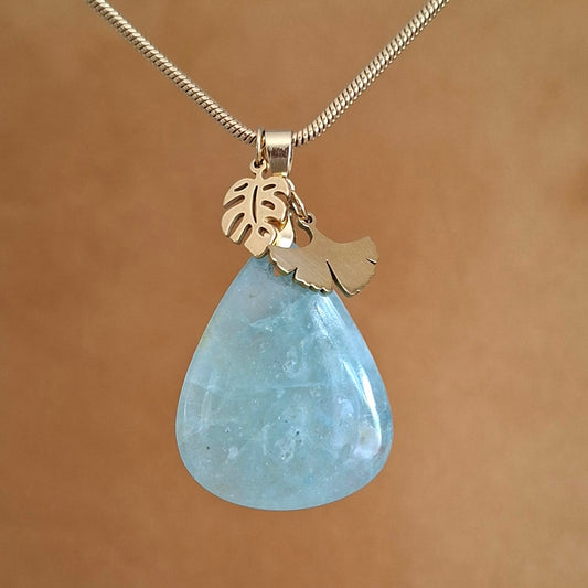 Collier aigue marine forme goutte avec breloques feuilles 