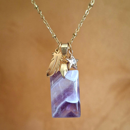 Collier en améthyste à chevrons naturelle sur chaîne maille perlée en acier inoxydable doré avec plume et étoile zirconium.