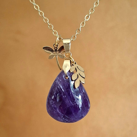 Collier acier doré en améthyste ronde ciselée aves breloques feuille et libellule