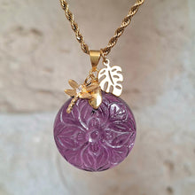 Charger l'image dans la galerie, Collier acier doré en améthyste ronde ciselée aves breloques feuille et libellule
