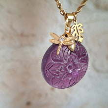 Charger l'image dans la galerie, Collier acier doré en améthyste ronde vue sur breloque libellule
