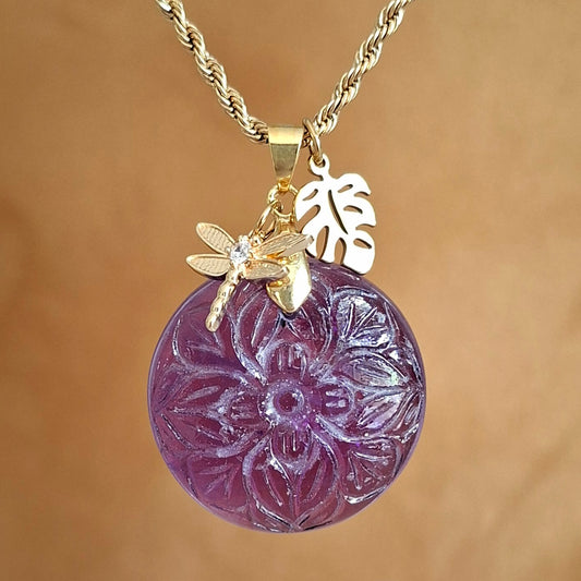 Collier acier doré en améthyste ronde ciselée aves breloques feuille et libellule