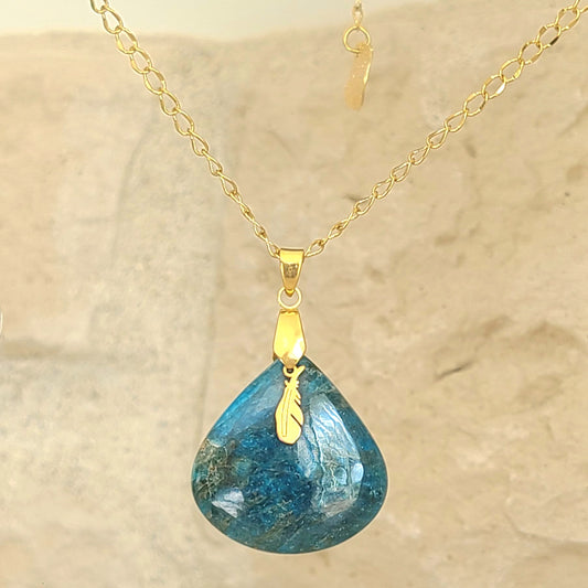 Collier en acier doré et apatite avec breloque plume - Pièce unique