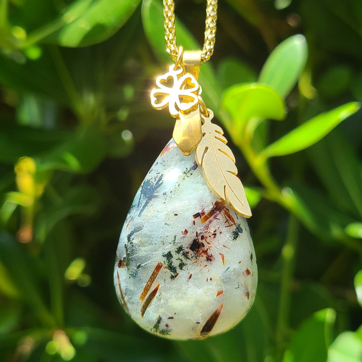 Collier en acier doré et astrophyllite - Pièce unique