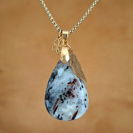 Collier en astrophyllite forme goutte et breloques trèfle et plume