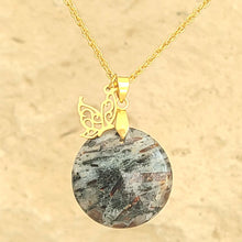 Charger l'image dans la galerie, Collier en astrophyllite naturelle ronde avec breloque papillon, pièce unique