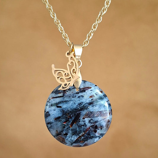 Collier en astrophyllite naturelle ronde avec breloque papillon, pièce unique