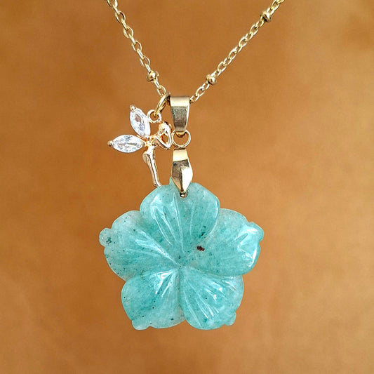 Collier en acier doré avec une aventurine taillée en forme de fleur et une breloque fée