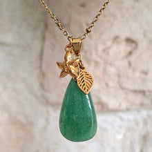 Charger l'image dans la galerie, Collier en aventurine poire sur chaîne dorée maille perlée avec breloques étoile de mer et feuille.