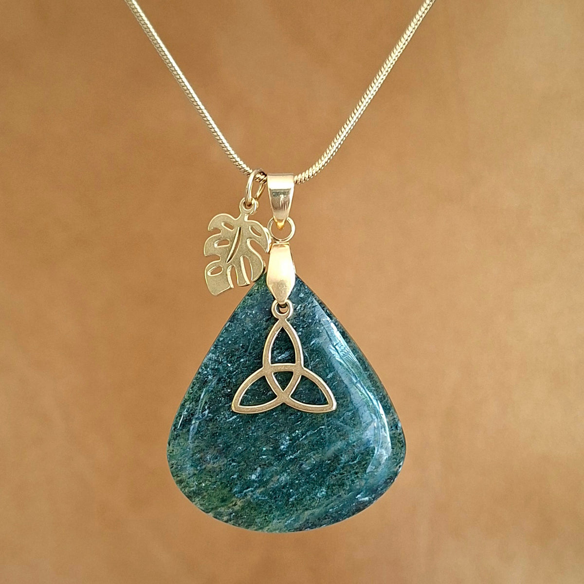 Collier en aventurine naturelle taillée de forme poire, avec breloque feuille pièce unique