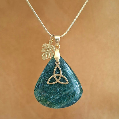 Collier en aventurine naturelle taillée de forme poire, avec breloque feuille pièce unique