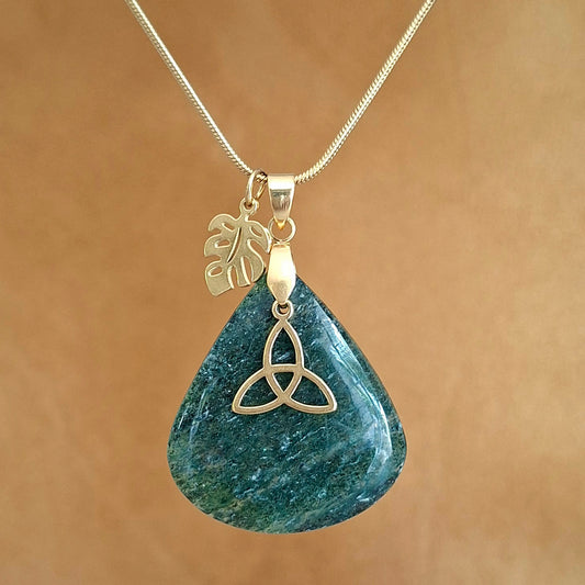 Collier en aventurine naturelle taillée de forme poire, avec breloque feuille pièce unique