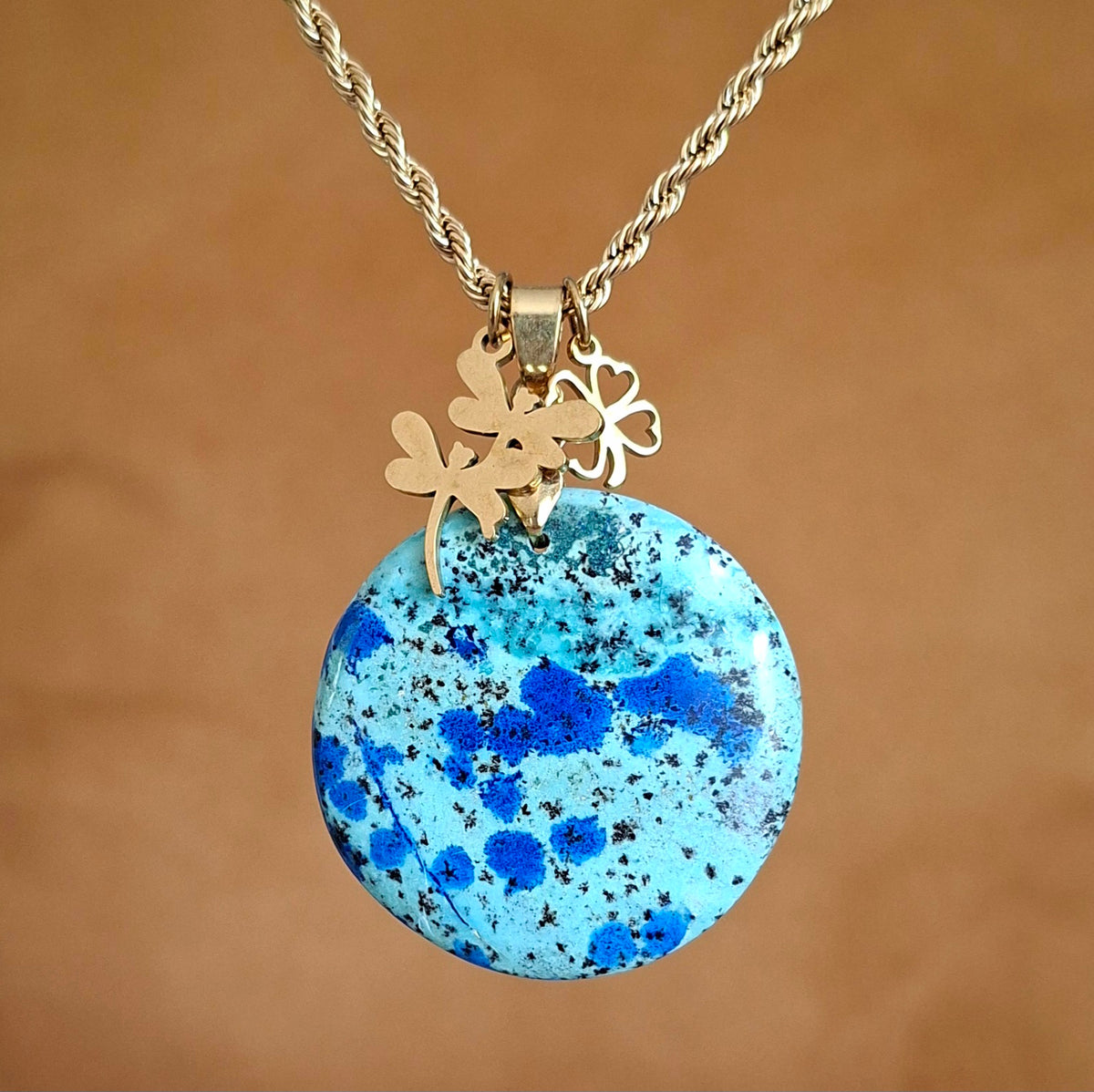 Collier en acier doré avec une azurite malachite ronde et breloques trèfle et libellule