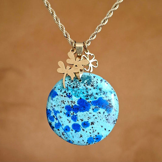 Collier en acier doré avec une azurite malachite ronde et breloques trèfle et libellule
