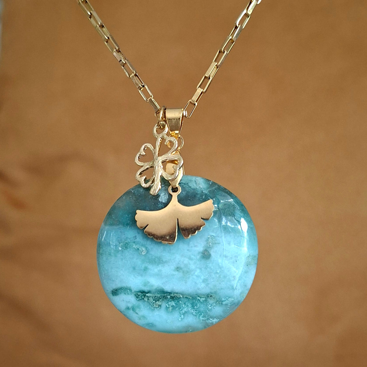 Collier en calcédoine verte chrome ronde avec breloques trèfle et ginkgo 