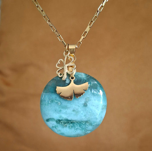 Collier en calcédoine verte chrome ronde avec breloques trèfle et ginkgo 