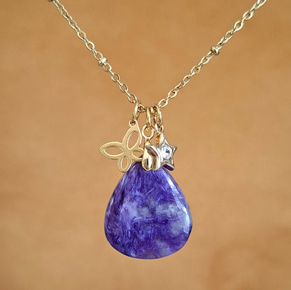 Collier en charoïte naturelle violette forme goutte avec breloques papillon et étoile zirconium.