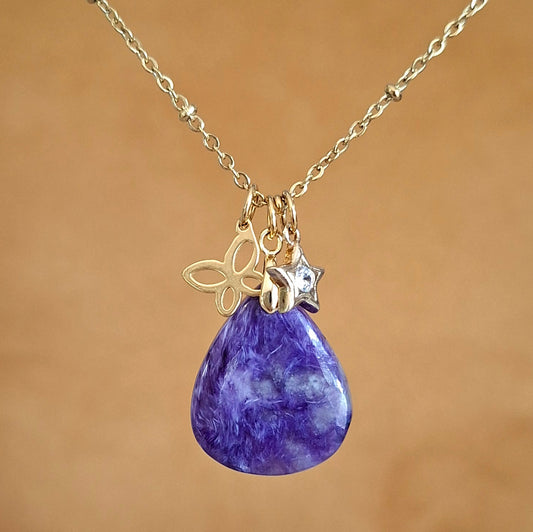 Collier en charoïte naturelle violette forme goutte avec breloques papillon et étoile zirconium.