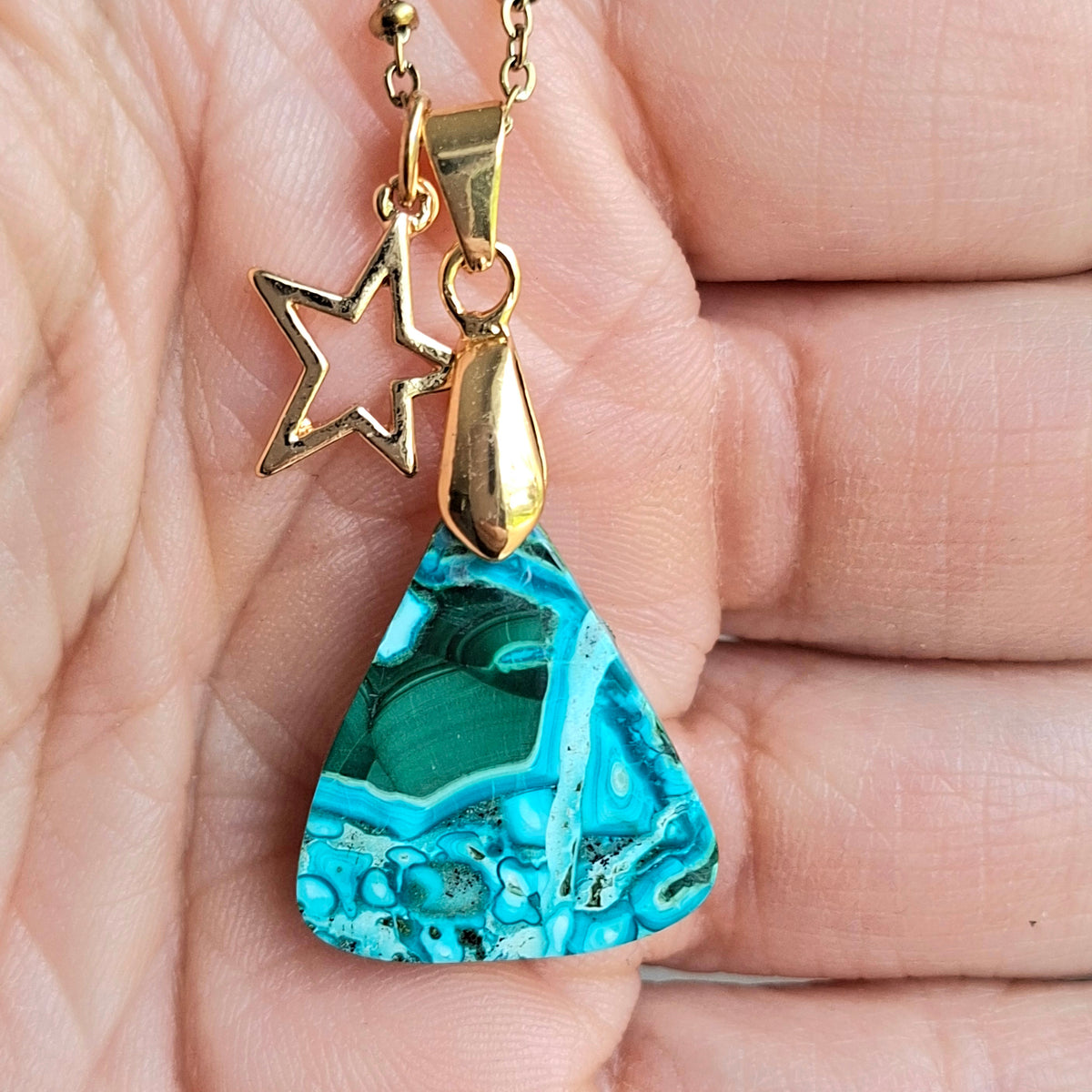 Collier chrysocolle malachite breloque étoile dans la main