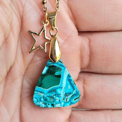Collier chrysocolle malachite breloque étoile dans la main