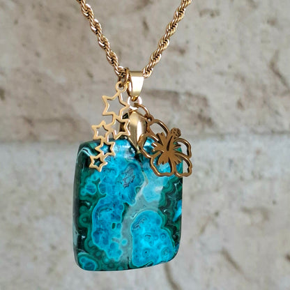 Collier acier chrysocolle malachite avec breloques étoiles et hibiscus