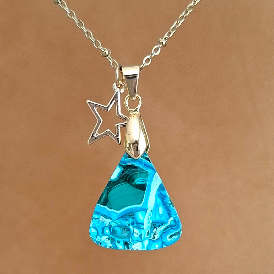 Collier en chrysocolle en acier doré avec breloque étoile