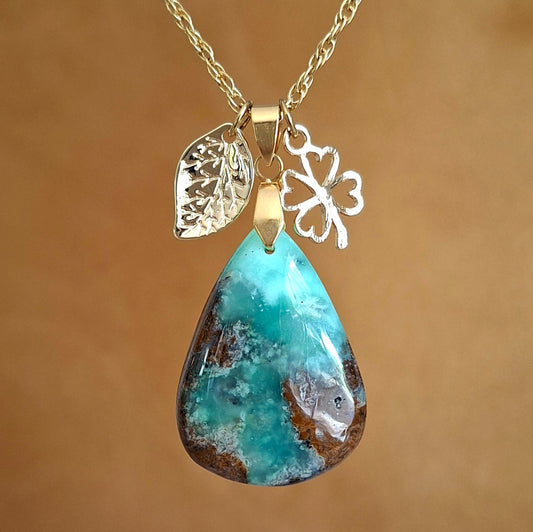 Collier en chrysoprase naturelle taillée en forme de poire, sur chaîne en acier inoxydable doré.