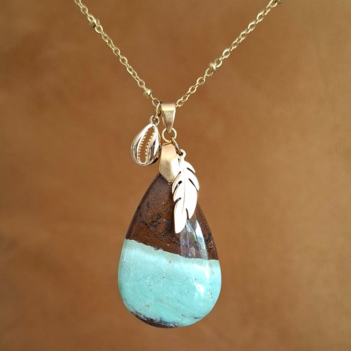 Collier en chrysoprase naturelle taillée en forme de poire, sur chaîne en acier inoxydable doré.