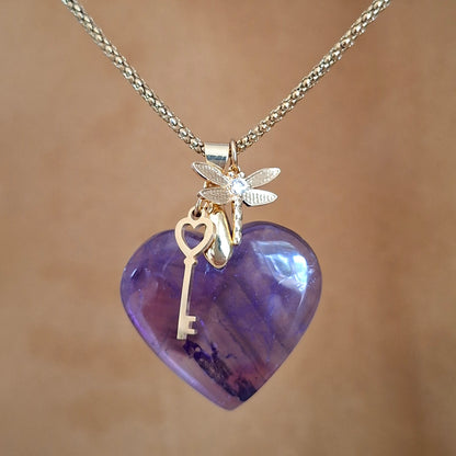 Collier coeur en améthyste avec breloques clé et libellule sur chaine acier doré