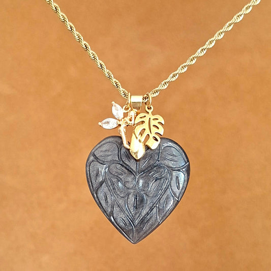Cllier coeur en obsidienne argentée ciselée avec breloques feuille et fée sur chaine acier doré