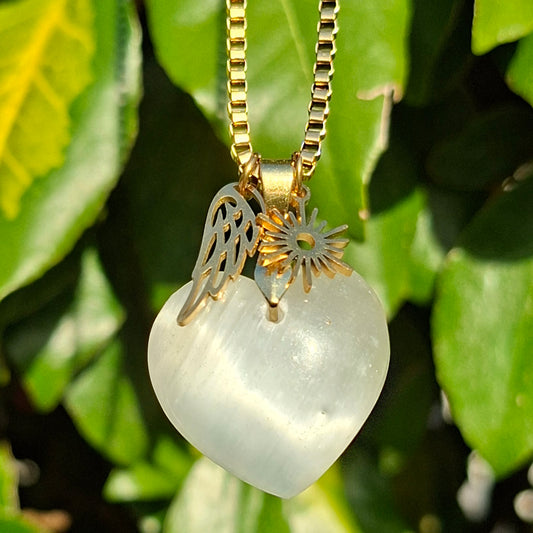 Collier en sélénite cœur sur chaîne dorée maille forçat carrée avec breloques étoile et aile d’ange.