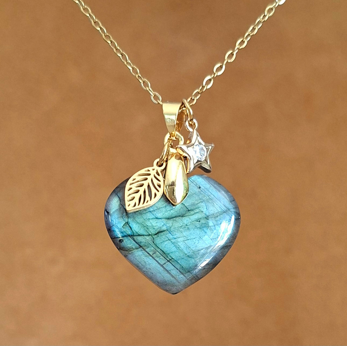 Collier coeur en labradorite avec breloques étoile et feuille sur chaine en acier doré