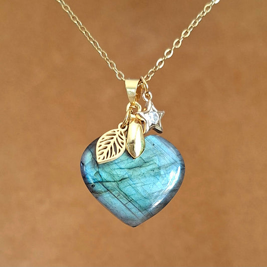 Collier coeur en labradorite avec breloques étoile et feuille sur chaine en acier doré