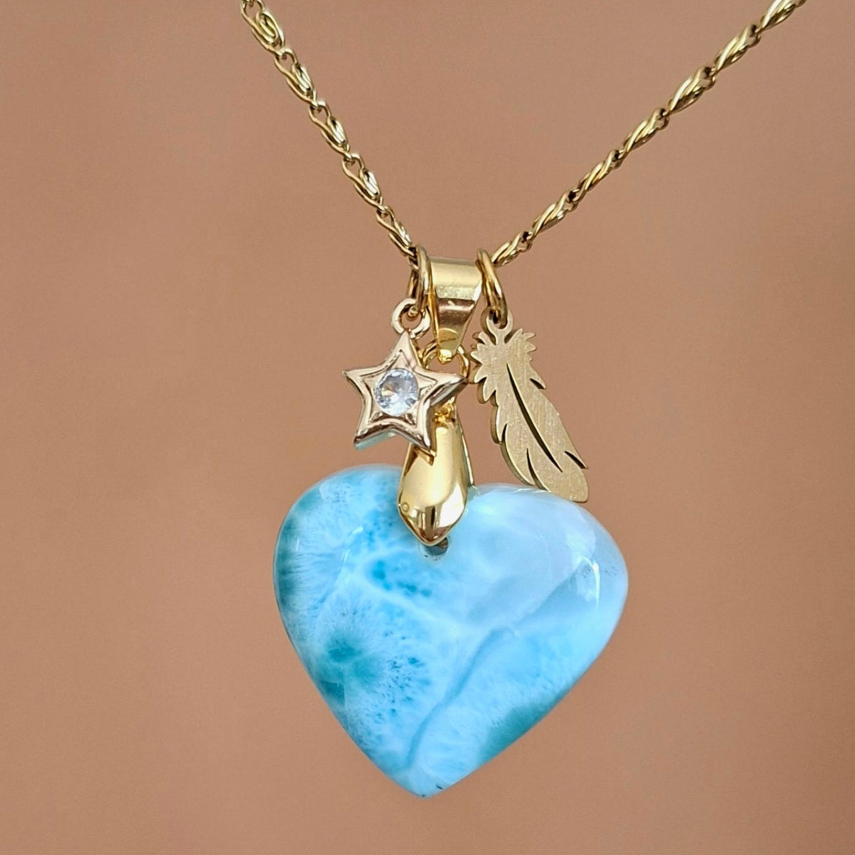 Collier coeur en larimar naturel sur chaine dorée avec breloques plume et étoile