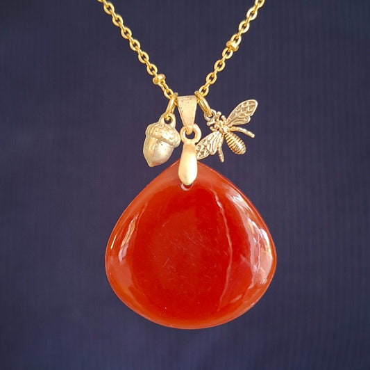 Collier en cornaline forme goutte et acier inoxydable doré avec breloques abeille et gland 