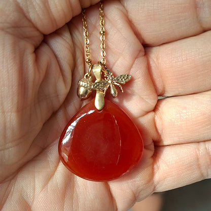 Collier cornaline forme goutte en acier inoxydable doré vue dans la main - petite Rainette
