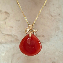 Charger l'image dans la galerie, Collier en cornaline forme goutte et acier inoxydable doré avec breloques abeille et gland - Petite Rainette