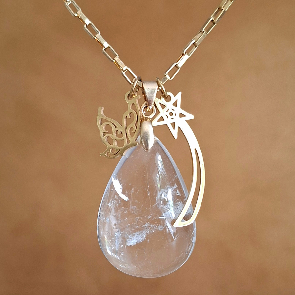 Collier doré en cristal de roche naturel forme goutte breloques étoile filante et papillon