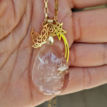 Charger l'image dans la galerie, Collier cristal de roche naturel forme goutte et acier inoxydable doré dans la main