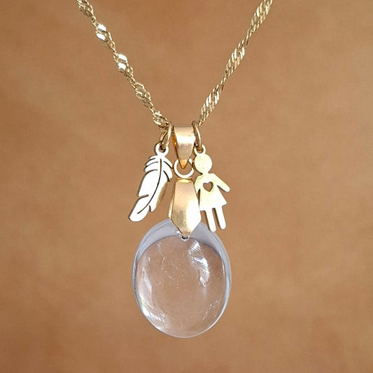 Collier en cristal de roche naturel, pierre ovale sur chaîne dorée.