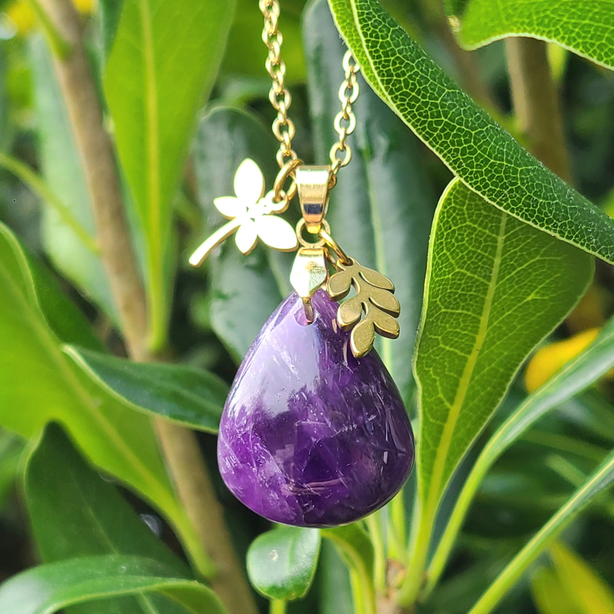 Collier doré en améthyste avec breloques papillon et feuille