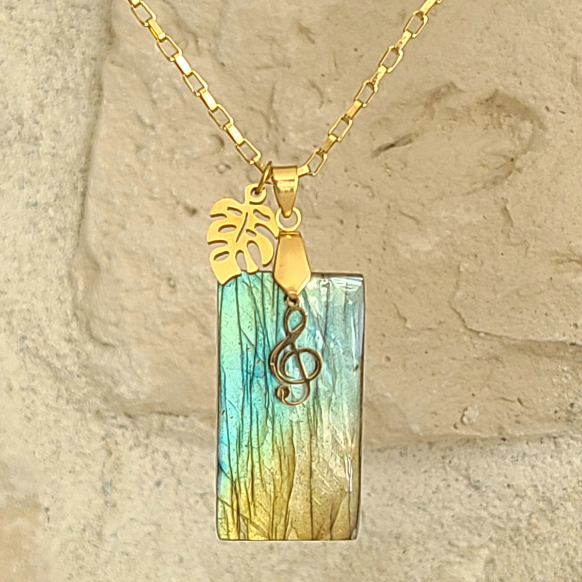 Collier en labradorite rectangulaire avec breloques feuille et clé de sol en acier doré. Petite Rainette Bijoux