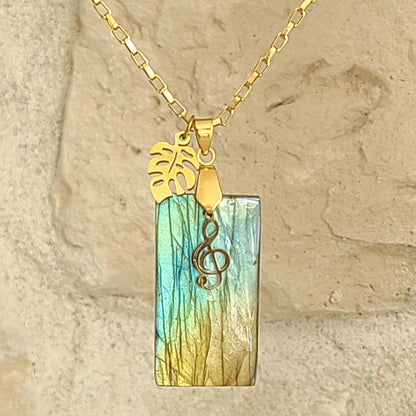 Collier en labradorite rectangulaire avec breloques feuille et clé de sol en acier doré. Petite Rainette Bijoux
