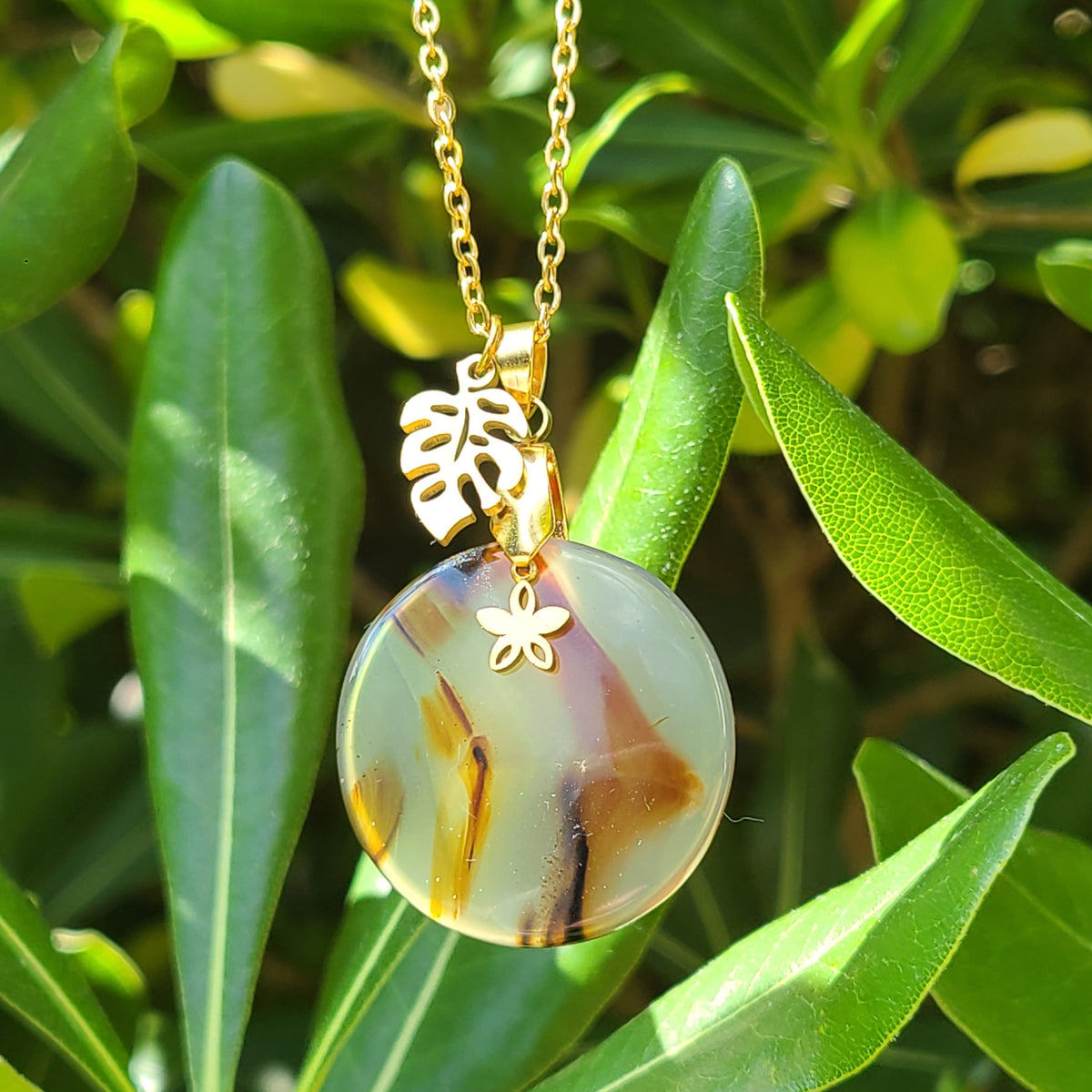 Collier en acier et agate ronde du Montana avec breloques fleur et feuille