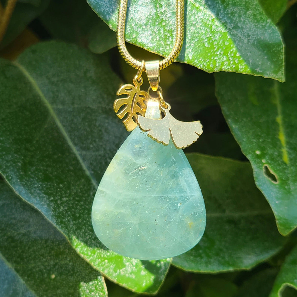 Collier en aigue marine avec breloques feuille de monster et feuille de ginkgo