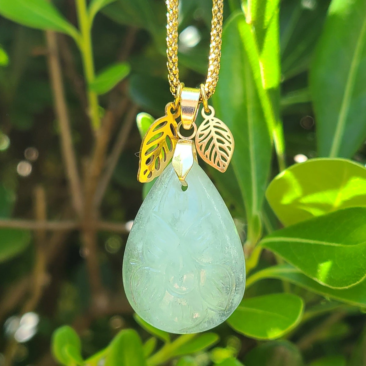 Collier en aigue marine ciselée avec breloques feuilles