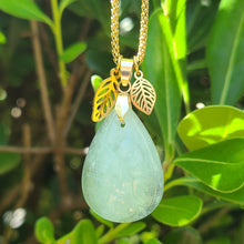 Charger l'image dans la galerie, Collier en aigue marine ciselée avec breloques feuilles
