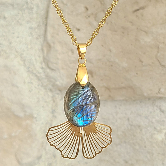 Collier en acier doré avec labradorite ovale ciselée et feuille de ginkgo au dos - Petite Rainette Bijoux