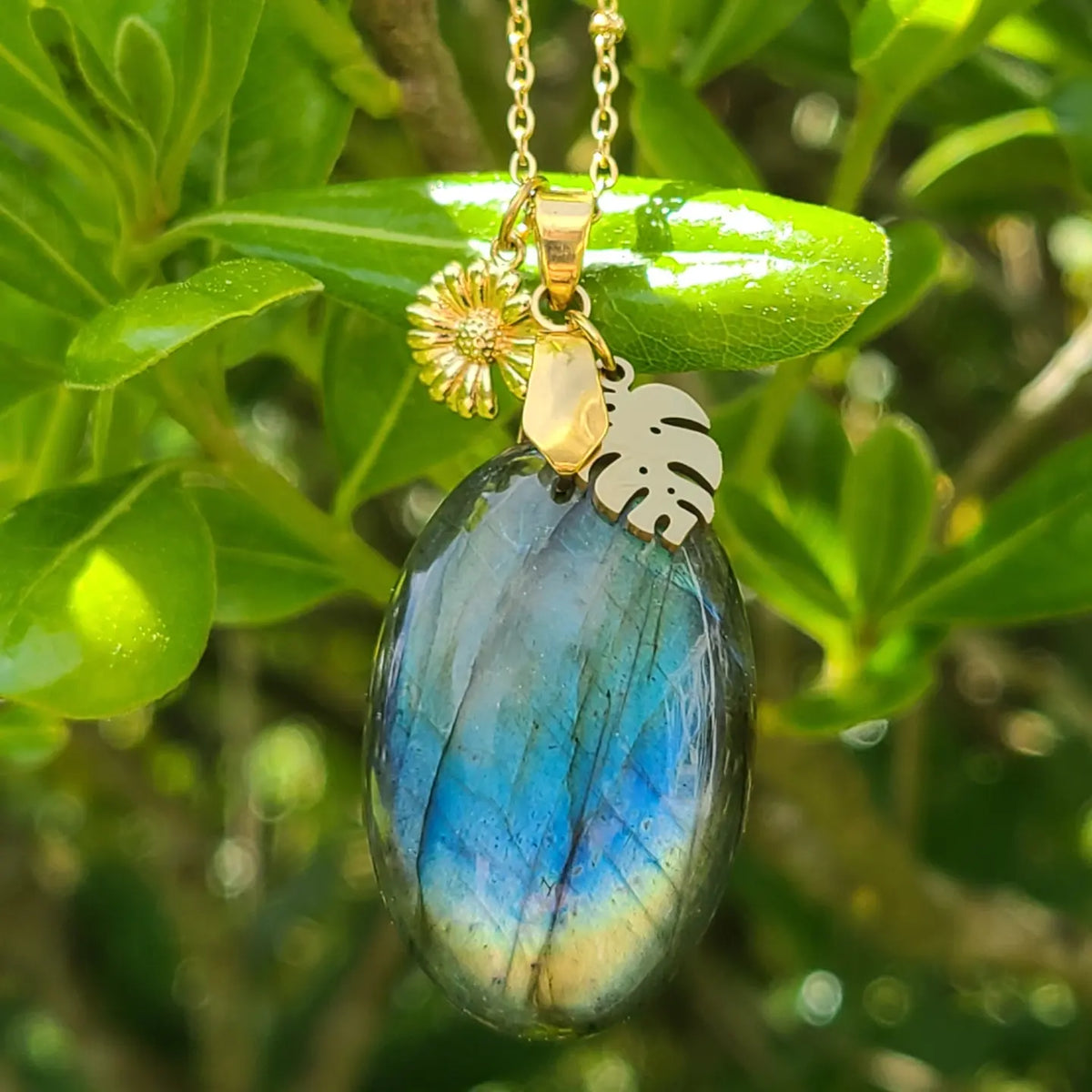 Collier en labradorite ovale aux reflets verts, bleus et dorés avec breloques monstera et tournesol - Petite Rainette Bijoux